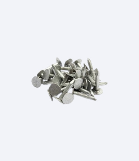 Vše komada eksera za šindru na gomili