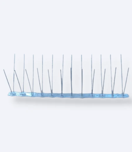 Traka sa igličastem sistemom protiv ptica na svetloj pozadini