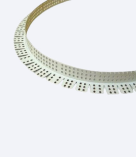 Komad savijajuće pvc lajsne na svetloj pozadini