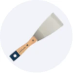 Mimont špahtla sa drvenom drškom na svetloj pozadini