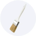 Četka za farbanje sa belim rukohvatom na svetloj pozadini